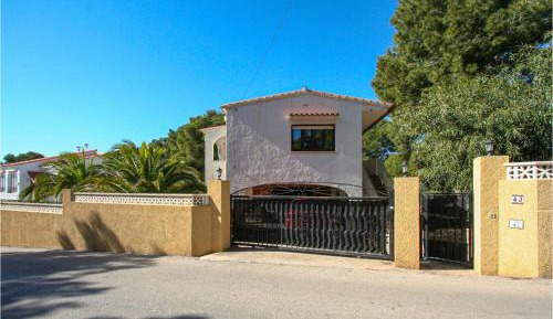 Three-Bedroom Holiday Home 
