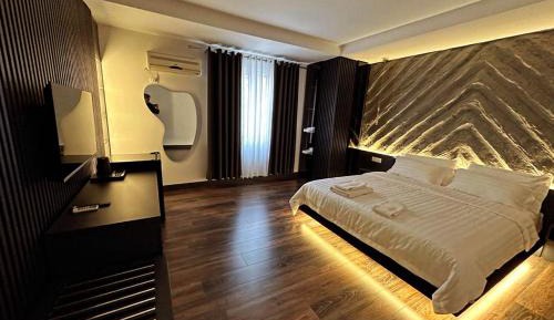Deluxe Double Room with Shower
