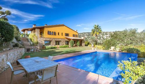 Villa with Garden View