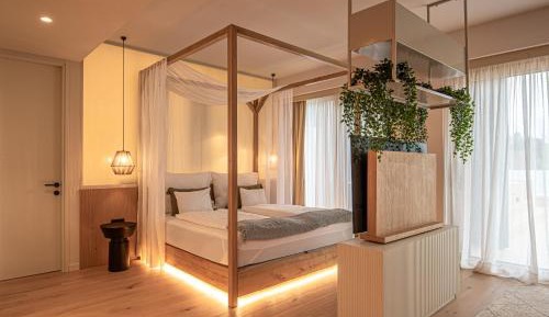 Deluxe Suite with Spa Bath