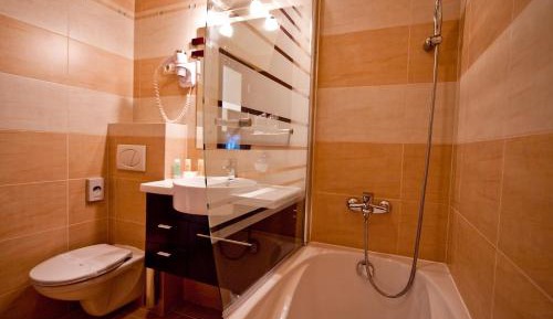 Family Suite (2 Adults + 2 Children)