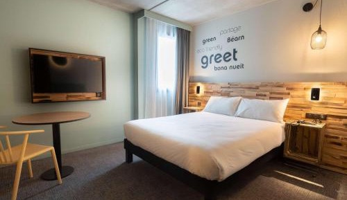 Pop Room with One Double Bed