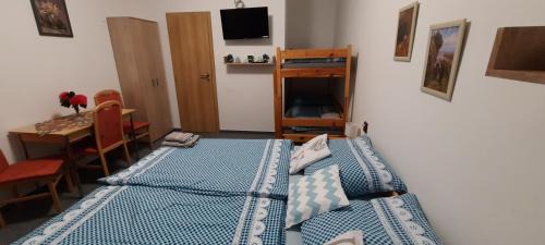 Quadruple Room with Private Bathroom