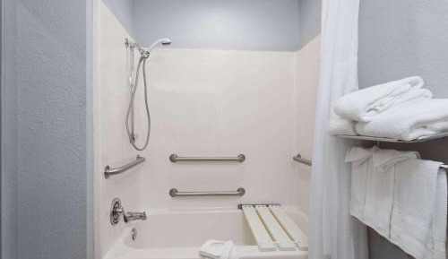 1 Queen Bed, Mobility/Hearing Impaired Accessible Room, Bathtub W/Grab Bars, Nonsmoking