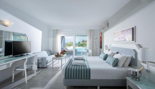 Suite With Private Pool and Sea View
