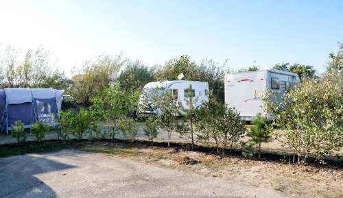 Leerer Standard Stellplatz für Wohnmobil/Van