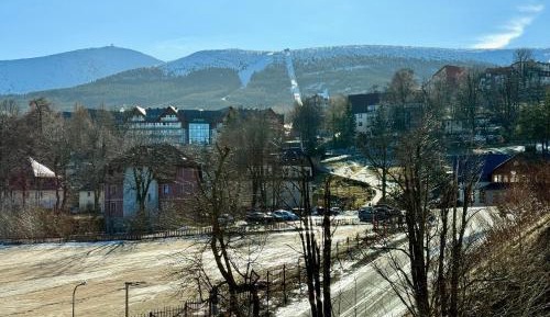 Apartment with Mountain View