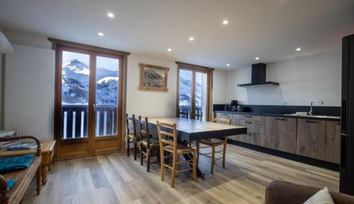 Apartment with Mountain View