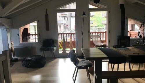 Apartment with Mountain View