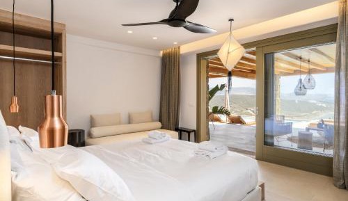 Deluxe Villa with Sea View and Private Heated Pool