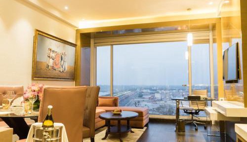 Cocktail hours, 1 bedroom suite, 1 king, park view