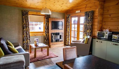 Three-Bedroom Lodge with Private Hot Tub 