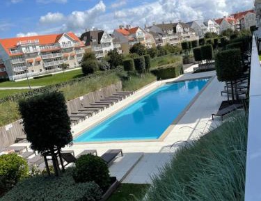 Apartment with Pool View 