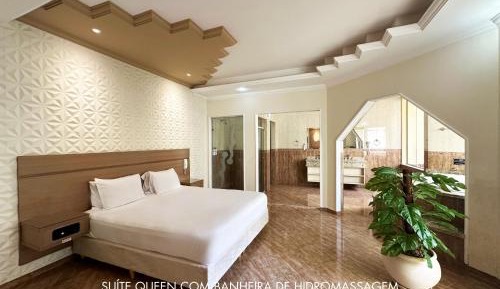 Queen Suite with Spa Bath