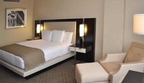 King Room with Roll-In Shower - Mobility and Hearing Access/Non-Smoking