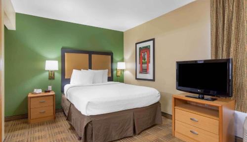 Deluxe Studio with 1 Queen Bed - Non-Smoking