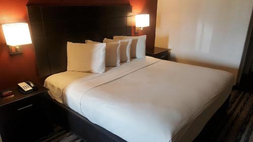 Suite King with Spa Bath Non-Smoking 