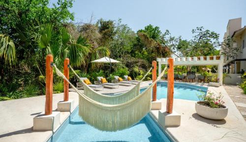 Apartment with Pool View 