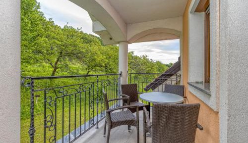 Apartment with Mountain View