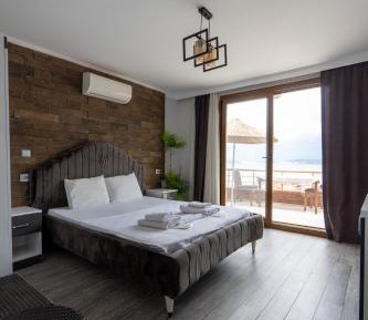 Deluxe Double Room with Balcony and Sea View