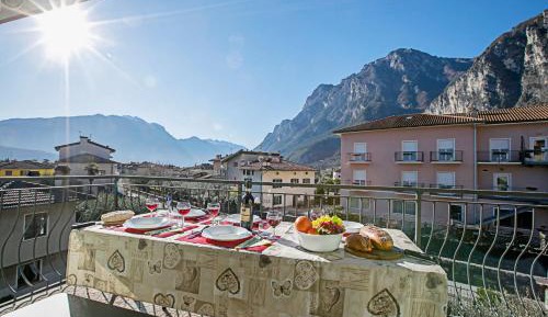 Apartment with Mountain View