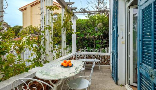 Villa with Garden View
