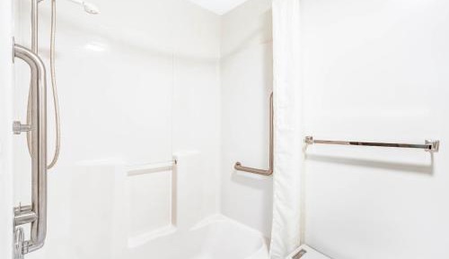 Queen Room - Disability Access - Non-Smoking