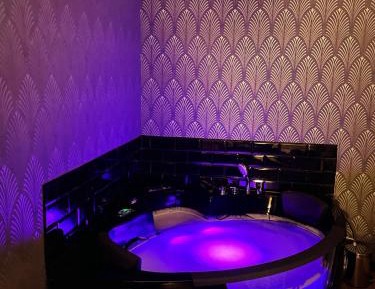 Deluxe Suite with Spa Bath
