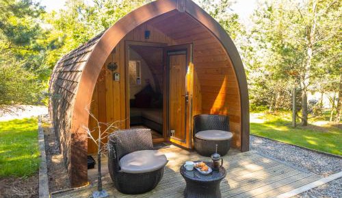 Luxury Pod with Private Hot Tub (no pets) - 'Wee Oak Tree'