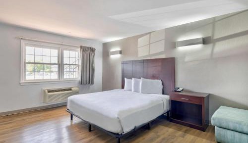 Deluxe King Room - Non-Smoking