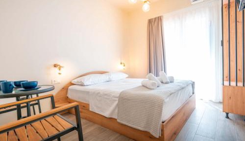 Deluxe Double Room with Side Sea View