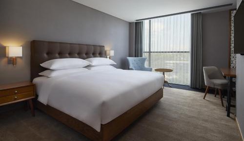Deluxe King Room with Free Airport Shuttle Transfer