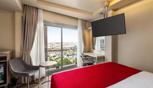 Deluxe Room Jetted Tub with Balcony
