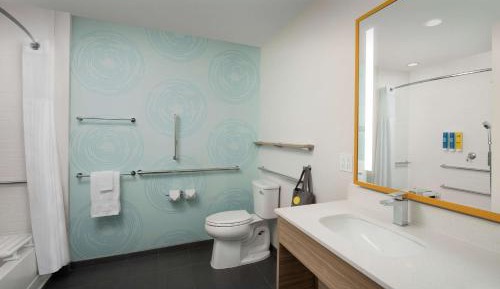 Queen Room with Two Queen Beds and Tub - Accessible