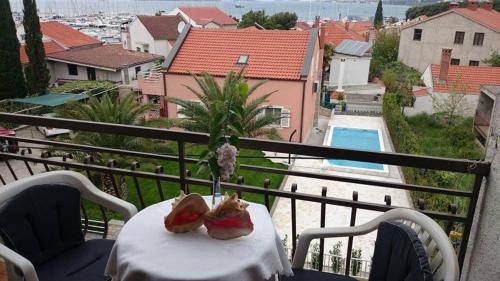 One-Bedroom Apartment with Balcony