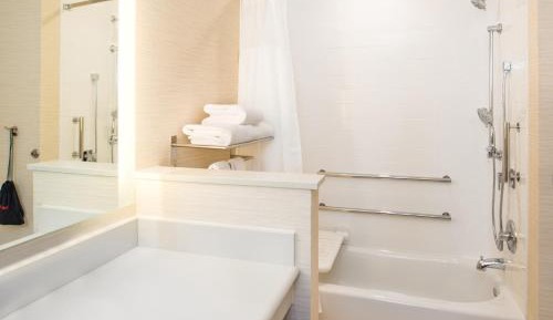 Queen Room with Two Queen Beds and Adapted Tub - Mobility Accessible