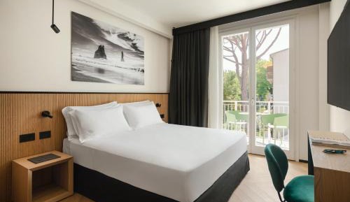 Deluxe Double Room with Balcony and Sea View