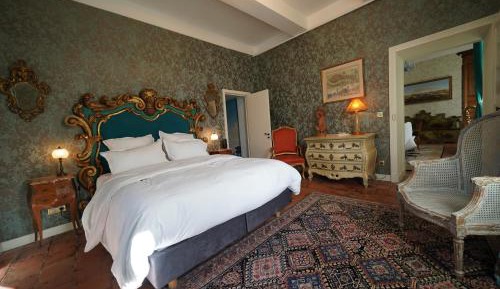 Deluxe Queen Suite