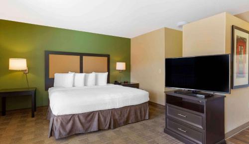 Deluxe Studio with One King Bed - Non-Smoking