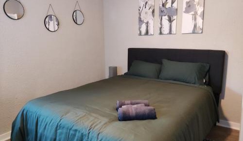 Queen Room with Shared Bathroom - ROOM #2