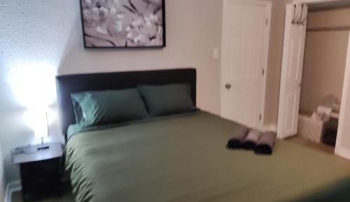Queen Room with Shared Bathroom - ROOM #3