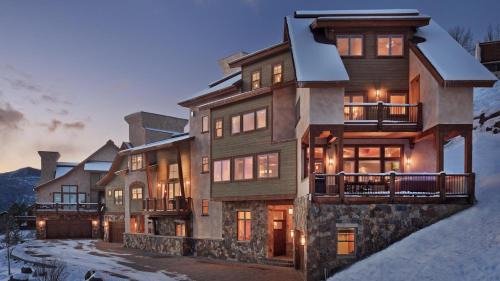 Eight-Bedroom Holiday Home