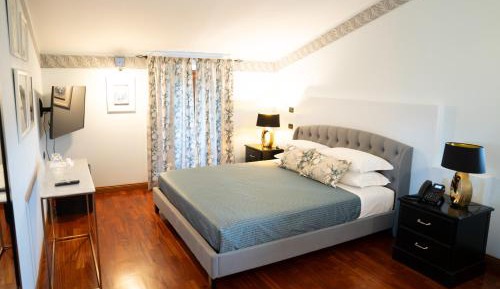 Queen Room with Pool View