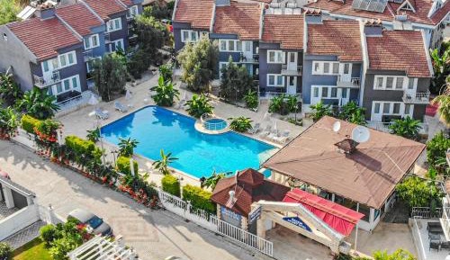 Apartment with Pool View 