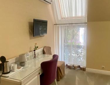 Deluxe Double Room (2 Adults + 1 Child)