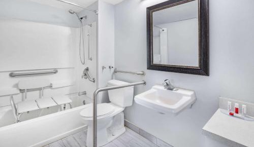 Queen Room - Mobility Access/Non-Smoking