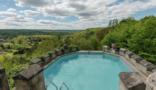 Eleven-Bedroom Holiday home