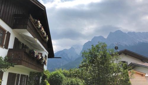 Apartment with Mountain View