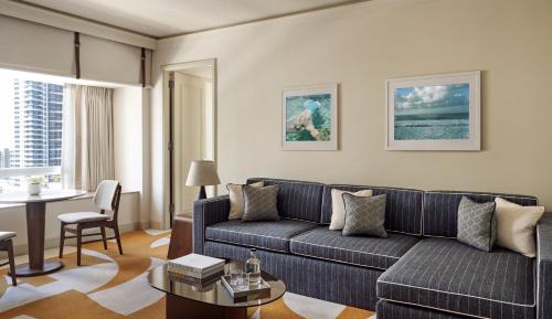 Grand Cityscape Corner Suite