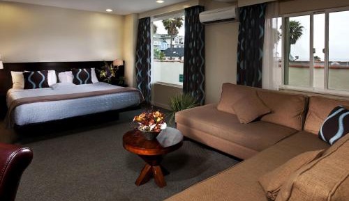 Junior Suite with Partial Sea View